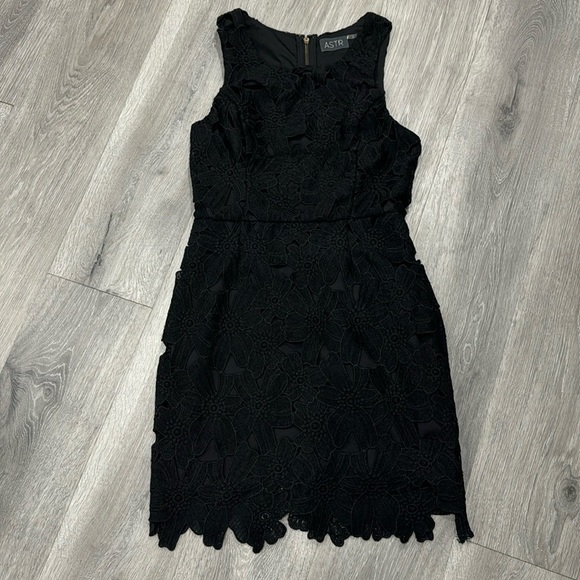 Lace Crochet ASTR The Black Label Women’s Black Sleeveless Midi Dress Medium - Picture 2 of 16
